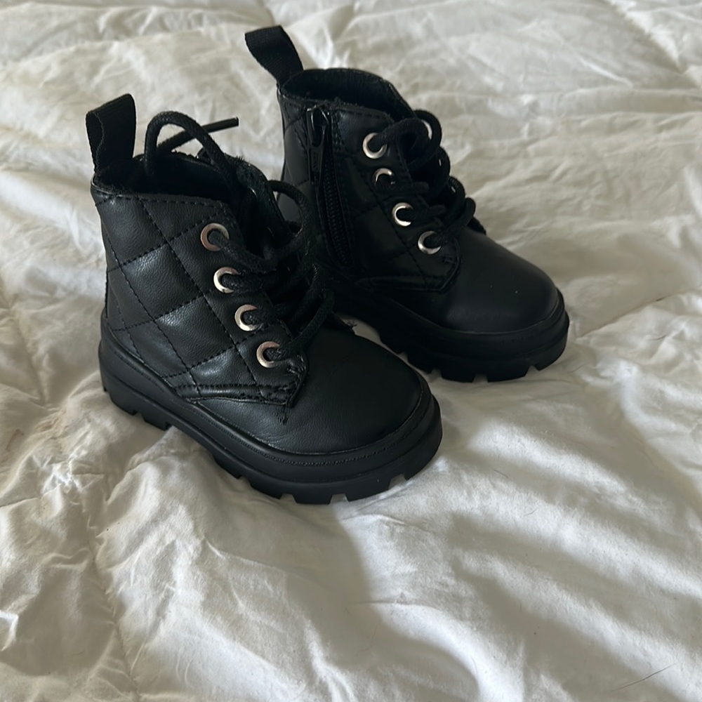 H&M black quilted boots - 4-5